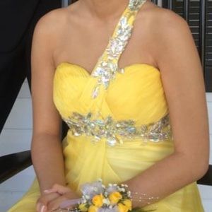 Beautiful yellow Prom/Pageant dress